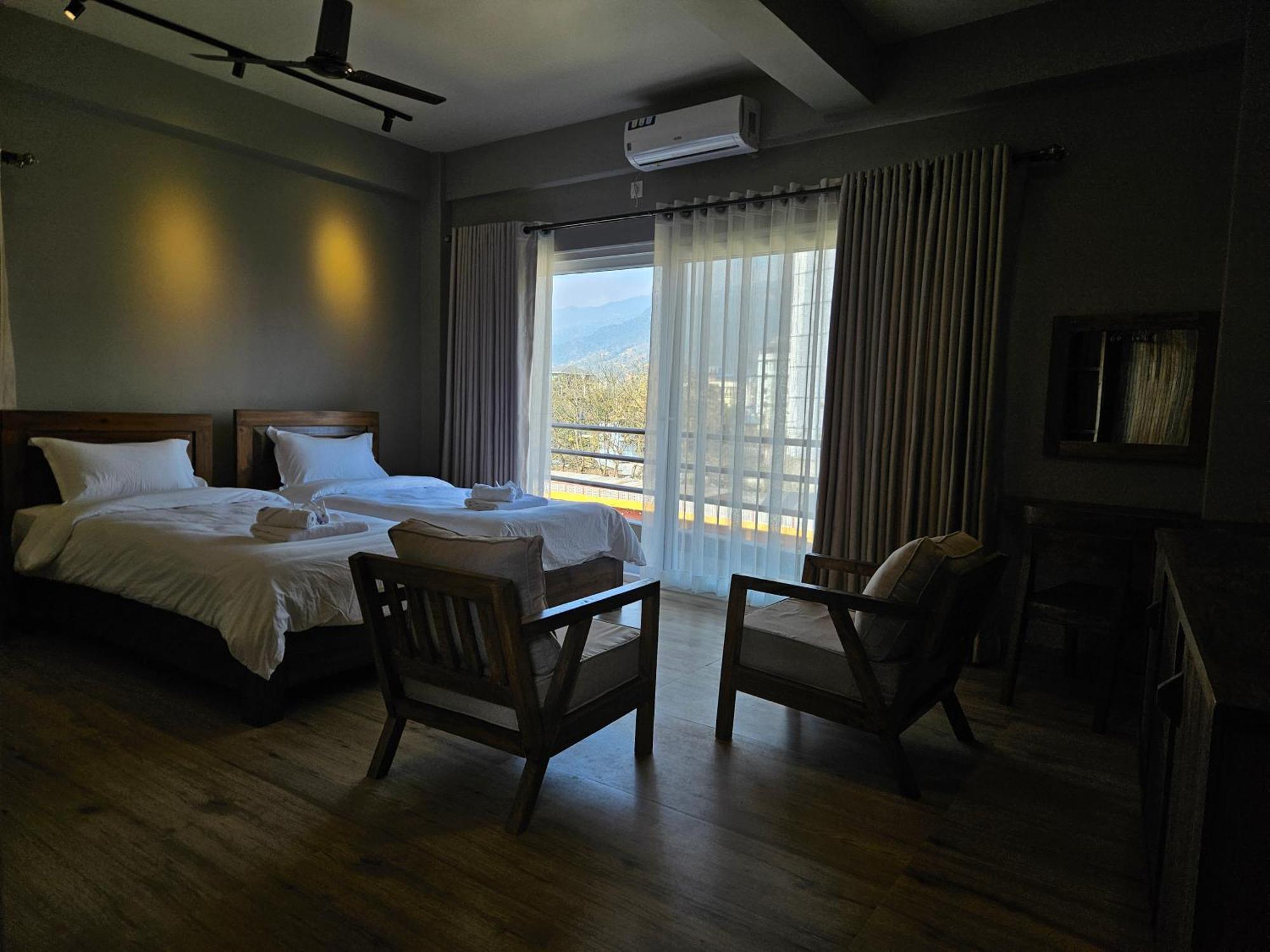 Hotel Blossom Pokhara Kültér fotó